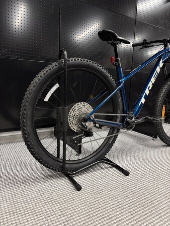 Testovaný bicykel Trek Roscoe 7 Dark Aquatic 2025 L