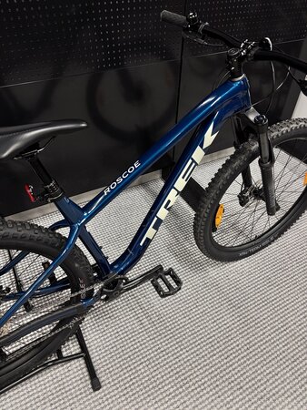 Testovaný bicykel Trek Roscoe 7 Dark Aquatic 2025 L