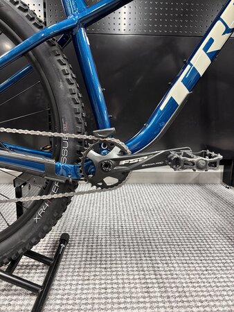 Testovaný bicykel Trek Roscoe 7 Dark Aquatic 2025 L