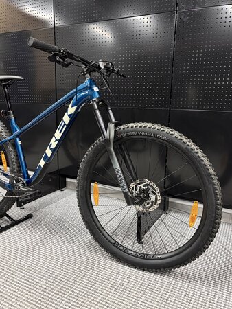 Testovaný bicykel Trek Roscoe 7 Dark Aquatic 2025 M