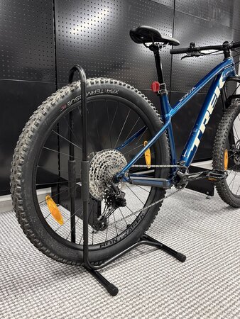 Testovaný bicykel Trek Roscoe 7 Dark Aquatic 2025 M