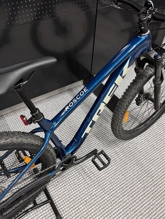 Testovaný bicykel Trek Roscoe 7 Dark Aquatic 2025 M