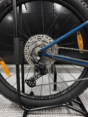 Testovaný bicykel Trek Roscoe 7 Dark Aquatic 2025 M