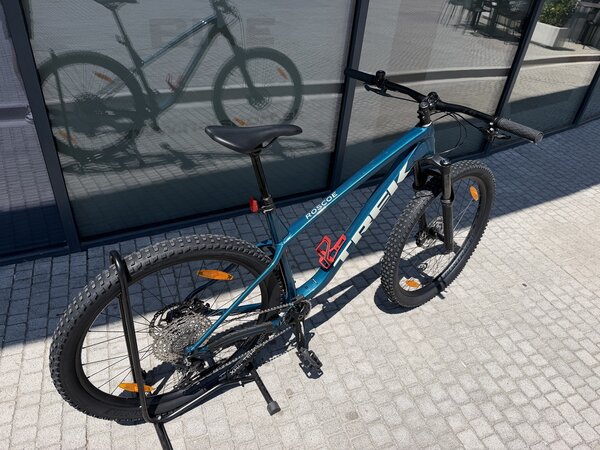 Testovaný bicykel Trek Roscoe 7 Dark Aquatic 2025 R106