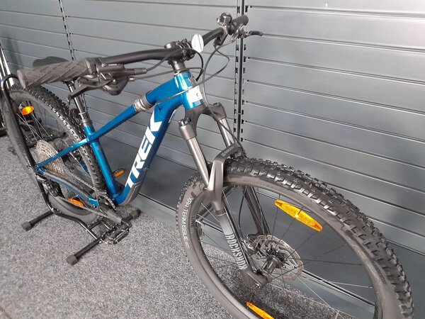 Testovaný bicykel Trek Roscoe 7 Dark Aquatic 2025 R130