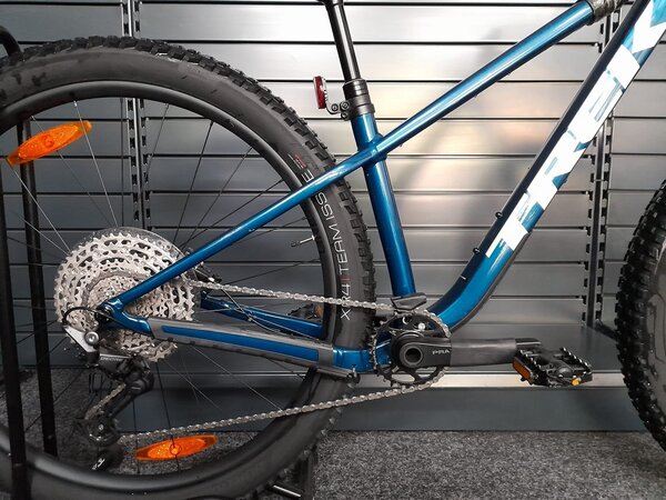 Testovaný bicykel Trek Roscoe 7 Dark Aquatic 2025 R130