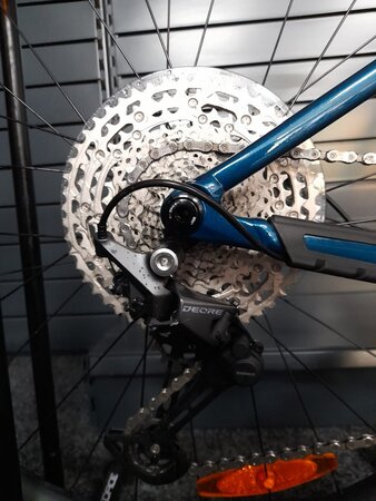 Testovaný bicykel Trek Roscoe 7 Dark Aquatic 2025 R130