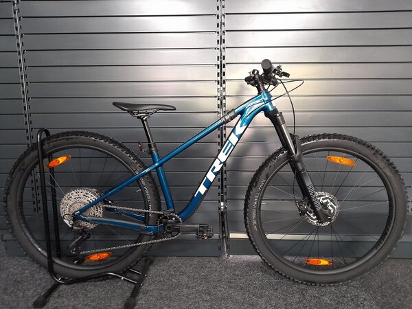 Testovaný bicykel Trek Roscoe 7 Dark Aquatic 2025 R130