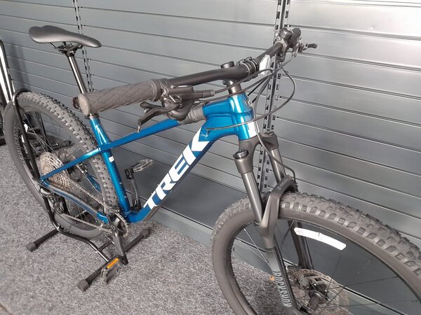 Testovaný bicykel Trek Roscoe 7 Dark Aquatic 2025 R132