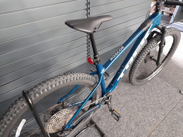 Testovaný bicykel Trek Roscoe 7 Dark Aquatic 2025 R132