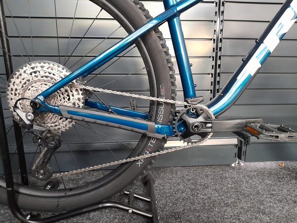 Testovaný bicykel Trek Roscoe 7 Dark Aquatic 2025 R132