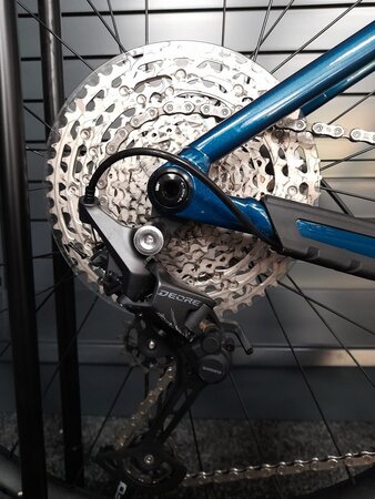 Testovaný bicykel Trek Roscoe 7 Dark Aquatic 2025 R132