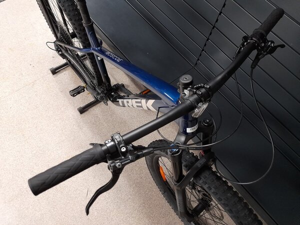 Testovaný bicykel Trek Roscoe 8 Mulsanne Blue 2022 RK11