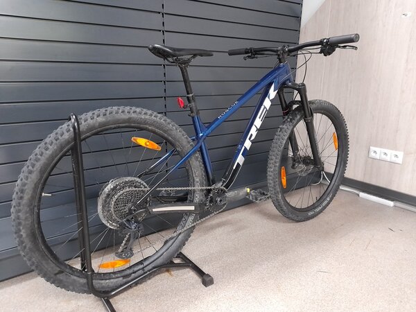 Testovany bicykel Trek Roscoe 8 Mulsanne Blue 2022 RK10 Najsport.sk