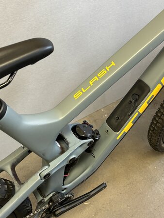 Testovaný bicykel Trek Slash 9.8 XT Matte Battleship Blue RK1