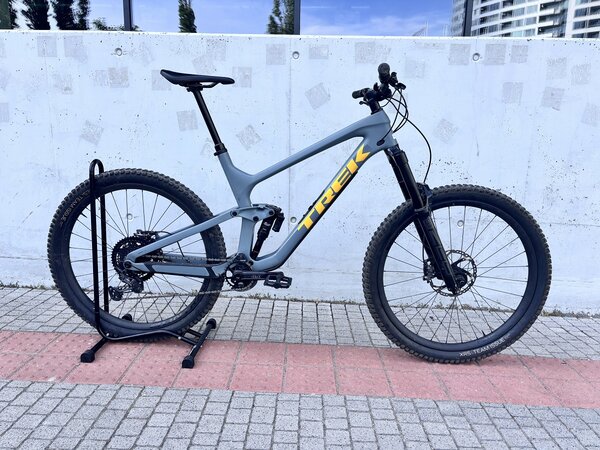 Testovaný bicykel Trek Slash 9.8 XT Gen 5 Matte Battleship Blue 2022