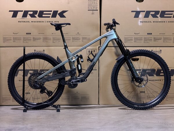 Testovaný bicykel Trek Slash 9.9 X0 AXS T-Type Gen 6 Lichen Green 2024