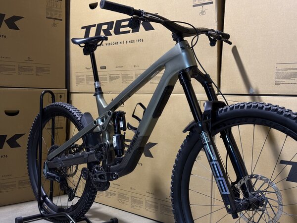 Testovaný bicykel Trek Slash 9.9 X0 AXS T-Type Gen 6 Lichen Green 2024