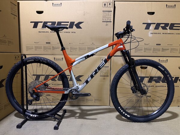 Testovaný bicykel Trek Supercaliber SL 9.6 Gen 2 Lunar Silver/Lava Red 2025 T1