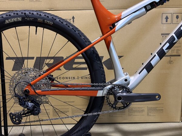 Testovaný bicykel Trek Supercaliber SL 9.6 Gen 2 Lunar Silver/Lava Red 2025 T1