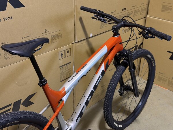 Testovaný bicykel Trek Supercaliber SL 9.6 Gen 2 Lunar Silver/Lava Red 2025 T1