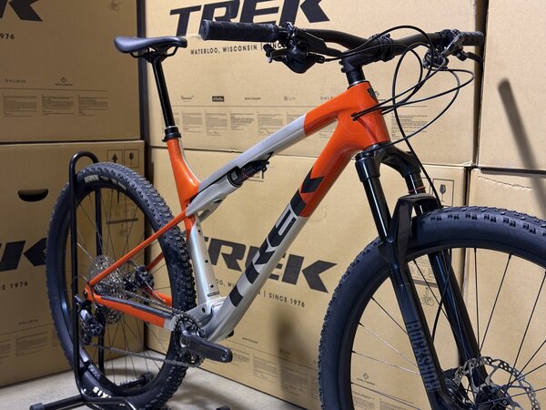 Testovaný bicykel Trek Supercaliber SL 9.6 Gen 2 Lunar Silver/Lava Red 2025 T1