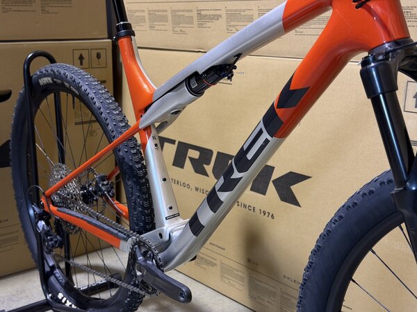 Testovaný bicykel Trek Supercaliber SL 9.6 Gen 2 Lunar Silver/Lava Red 2025 T1