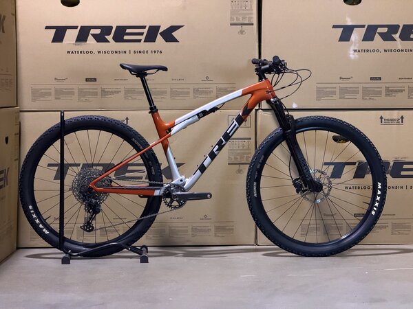 Testovaný bicykel Trek Supercaliber SL 9.6 Gen 2 Lunar Silver/Lava Red 2025 T2