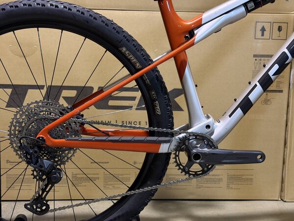 Testovaný bicykel Trek Supercaliber SL 9.6 Gen 2 Lunar Silver/Lava Red 2025 T2