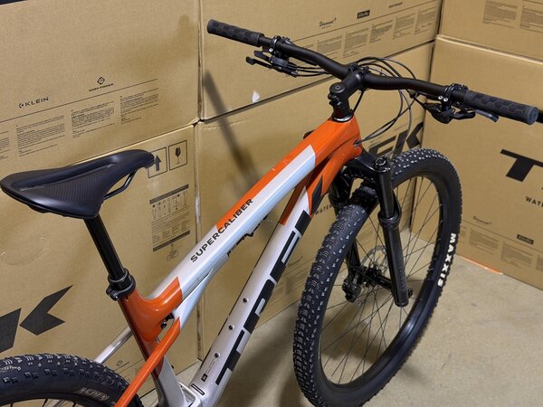 Testovaný bicykel Trek Supercaliber SL 9.6 Gen 2 Lunar Silver/Lava Red 2025 T2