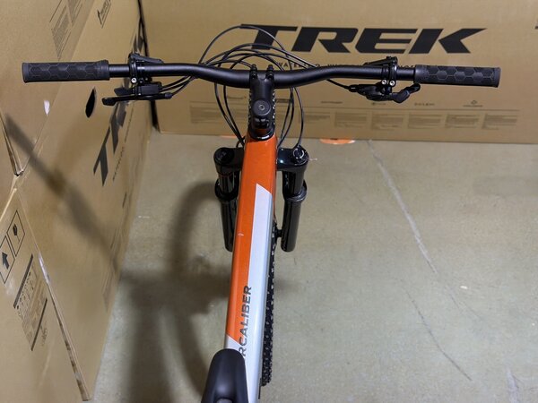 Testovaný bicykel Trek Supercaliber SL 9.6 Gen 2 Lunar Silver/Lava Red 2025 T2