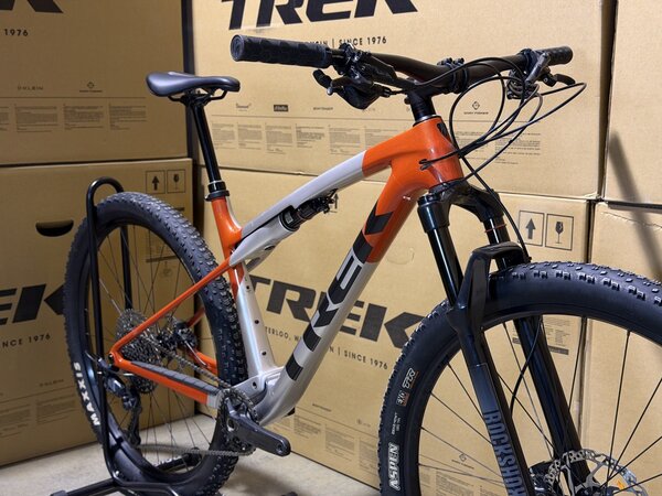 Testovaný bicykel Trek Supercaliber SL 9.6 Gen 2 Lunar Silver/Lava Red 2025 T2