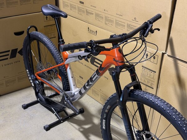 Testovaný bicykel Trek Supercaliber SL 9.6 Gen 2 Lunar Silver/Lava Red 2025 T2