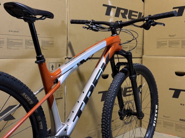 Testovaný bicykel Trek Supercaliber SL 9.6 Gen 2 Lunar Silver/Lava Red 2025 T2