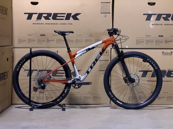 Testovaný bicykel Trek Supercaliber SL 9.6 Gen 2 Lunar Silver/Lava Red 2025 T3