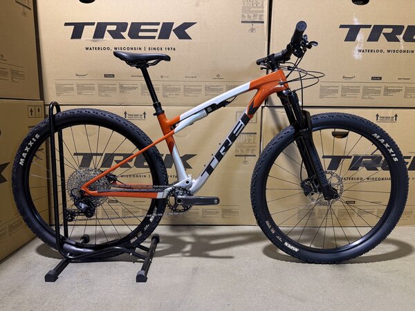 Testovaný bicykel Trek Supercaliber SL 9.6 Gen 2 Lunar Silver/Lava Red 2025 T3