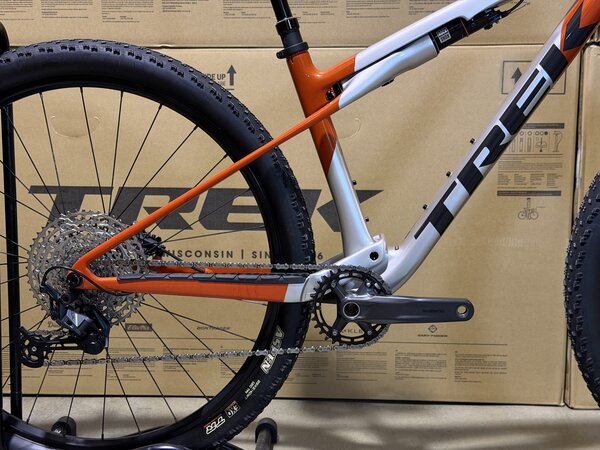 Testovaný bicykel Trek Supercaliber SL 9.6 Gen 2 Lunar Silver/Lava Red 2025 T3