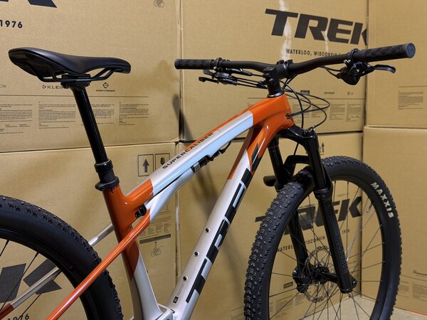 Testovaný bicykel Trek Supercaliber SL 9.6 Gen 2 Lunar Silver/Lava Red 2025 T3