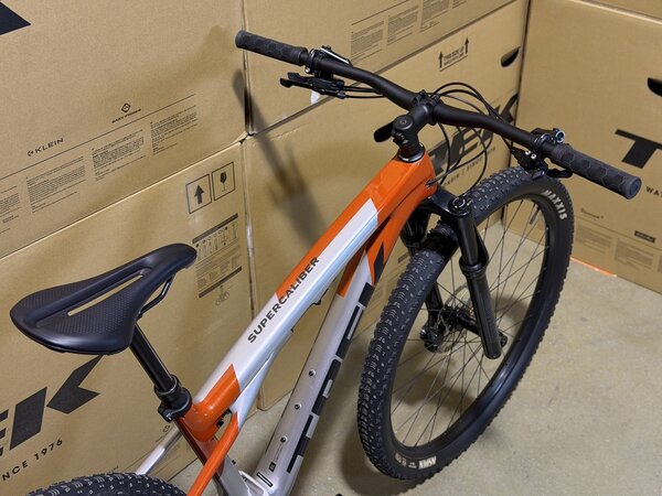 Testovaný bicykel Trek Supercaliber SL 9.6 Gen 2 Lunar Silver/Lava Red 2025 T3