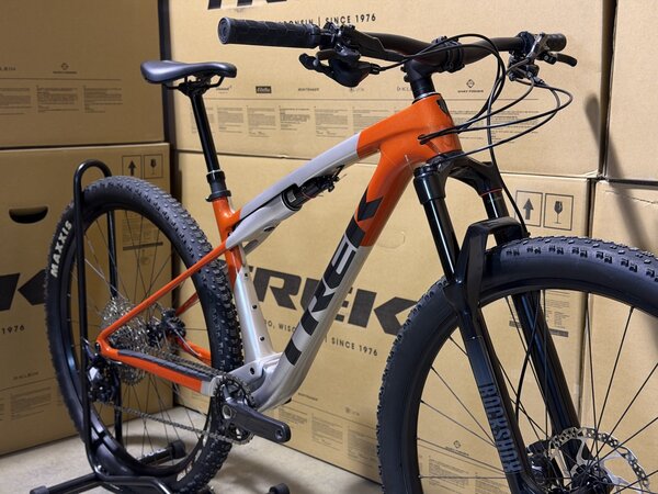 Testovaný bicykel Trek Supercaliber SL 9.6 Gen 2 Lunar Silver/Lava Red 2025 T3