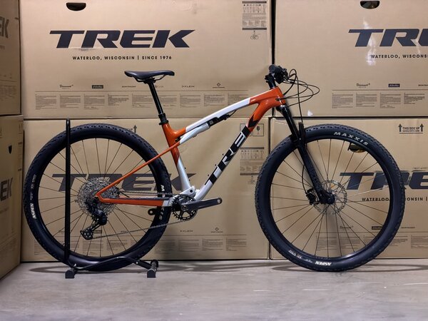 Testovaný bicykel Trek Supercaliber SL 9.6 Gen 2 Lunar Silver/Lava Red 2025 T4
