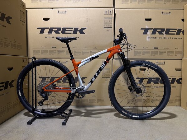 Testovaný bicykel Trek Supercaliber SL 9.6 Gen 2 Lunar Silver/Lava Red 2025 T4