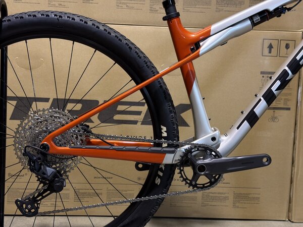 Testovaný bicykel Trek Supercaliber SL 9.6 Gen 2 Lunar Silver/Lava Red 2025 T4