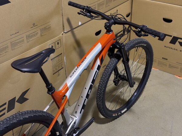 Testovaný bicykel Trek Supercaliber SL 9.6 Gen 2 Lunar Silver/Lava Red 2025 T4