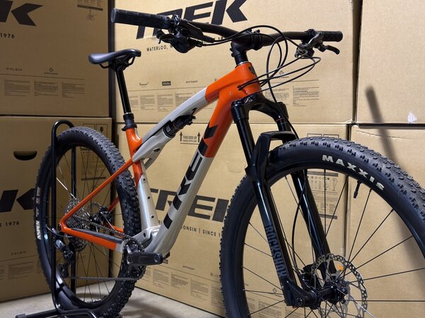 Testovaný bicykel Trek Supercaliber SL 9.6 Gen 2 Lunar Silver/Lava Red 2025 T4