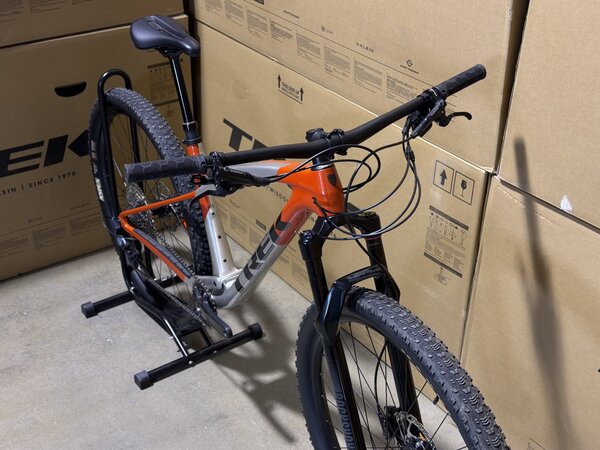 Testovaný bicykel Trek Supercaliber SL 9.6 Gen 2 Lunar Silver/Lava Red 2025 T4