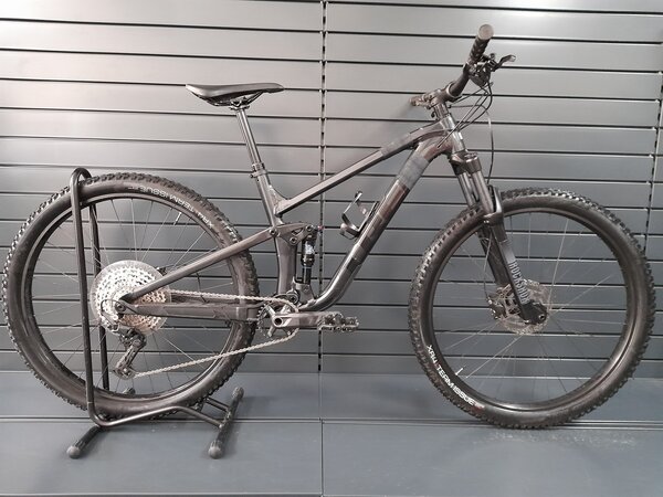 Testovaný bicykel Trek Top Fuel 5 Lithium Grey 2023