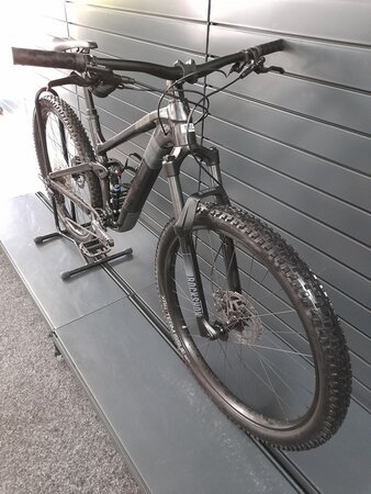 Testovaný bicykel Trek Top Fuel 5 Lithium Grey 2023