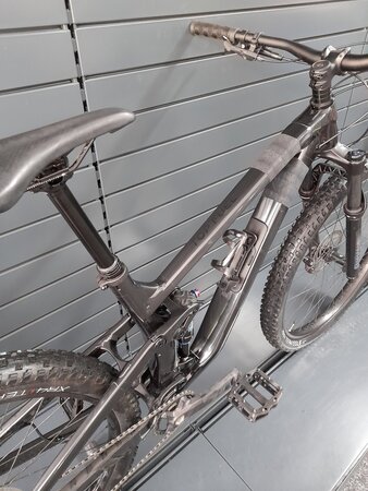 Testovaný bicykel Trek Top Fuel 5 Lithium Grey 2023