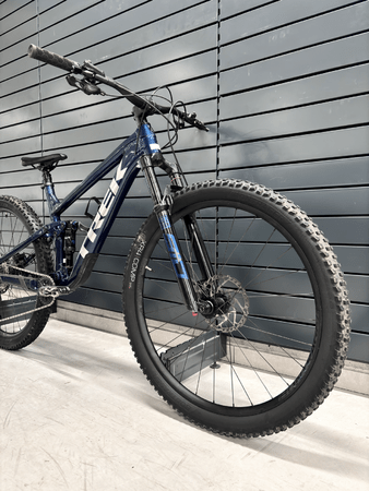 Testovaný bicykel Trek Top Fuel 8 Mulsanne Blue 2022